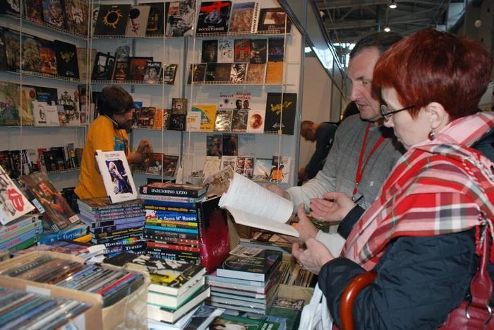 Посетители на книжной выставке в Москве